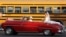 Una pareja de recién casados viaja en un viejo auto descapotable en La Habana (Cuba). 
