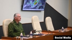 Díaz-Canel en una reunión de gobierno sobre la rehabilitación de los daños provocados por el huracán Rafael.