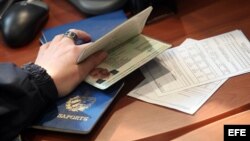 A algunos cubanos el gobierno les sigue negando el derecho de tener pasaporte.