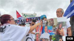 <p>Un cartel con los rostros de los presos políticos cubanos, en la manifestación del 3 de mayo de 2025, en Miami.