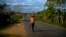 FOTO ARCHIVO. Un campesino camina por una carretera en la provincia de Pinar del Río, Cuba. AP/Ramón Espinosa