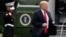 El presidente Donald Trump llega a la Casa Blanca en el Marine One.