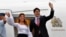 Trudeau y su esposa Sophie Grégoire saludan a su llegada a La Habana.
