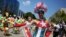 Bailarines de una comparsa realizan su espectáculo en calles de La Habana.