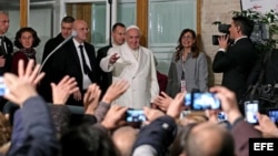 Papa Francisco en la Puerta Santa de un albergue y comedor de Cáritas en Roma este 18 de diciembre. 