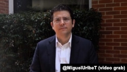 El senador colombiano Miguel Uribe fue baleado en la cabeza el sábado durante un milin de campaña. (Captura de video/X)