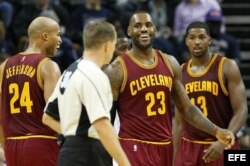 El jugador de Cavaliers Richard Jefferson (i) celebra con su compañero LeBron James (c), durante un partido ante Grizzlies.
