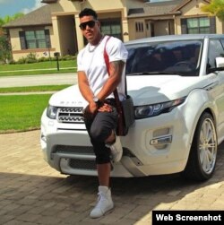 Yunel Escobar junto a su automóvil.