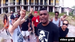 El rapero cubano Bárbaro "El Urbano" Vargas en su nuevo videoclip musical.