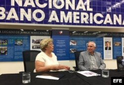 La representante de las Damas de Blanco en EEUU, Blanca Reyes, habla junto a Adolfo Fernández Saínz, de la Fundación Nacional Cubano Americana.