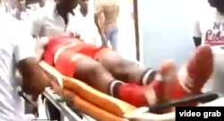 El boxeador Yerandi Fuentes López es sacado en camilla de la sala Roberto Balado de la Lisa.