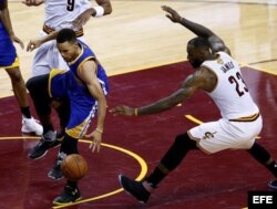 Curry (i) y James (d) luchan por el balón.