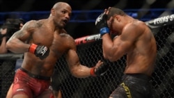 Yoel Romero conecta un golpe contra Paulo Costa, en una pelea de la UFC 241 en el Honda Center, en Anaheim, California, el 17 de agosto del 2019.