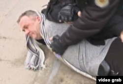 Agentes especiales arrrestan a Valentin Grossu, sospechoso de contrabando de material nuclear.