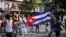 Manifestantes sostienen una bandera cubana durante las protestas del 11 de julio, en La Habana, Cuba. (REUTERS/Alexandre Meneghini/Archivo)