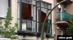 Los balcones del piso donde radicaba el bufete madrileño del ex fiscal peruano Víctor Joel Salas Coveñas.