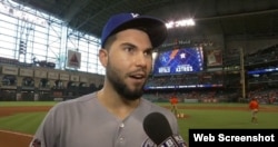 Eric Hosmer hace declaraciones a la prensa.