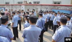 Policías vigilan una manifestación cerca del Tribunal Intermedio de Jinan en China hoy, jueves 22 de agosto de 2013, donde se lleva a cabo el juicio contra el expolítico chino Bo Xilai.