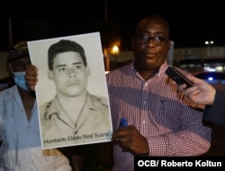 El expreso político Jorge Luis García Pérez 'Antúnez' , sostiene una foto de Humberto Eladio.
