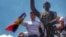 @leopoldolopez llega a Chacaito y se dirige a la concentración desde la estatua de José Martí pic.twitter.com/nSCfQADfh6