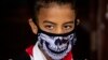 Camino a la escuela, una estudiante de primaria en La Habana viste una máscara contra el coronavirus. (AP/Ramon Espinosa)