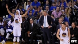 Stephen Curry (i) celebra el triple marcado por su compañero Klay Thompson (d).