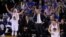 Stephen Curry (i) celebra el triple marcado por su compañero Klay Thompson (d).
