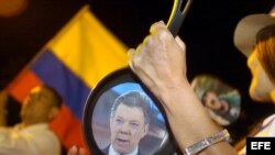 Manifestantes participan en Cali en un "cacerolazo" nacional contra las políticas del presidente de Colombia, Juan Manuel Santos.