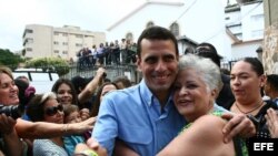 El actual gobernador del estado Miranda, Henrique Capriles Radonski, saluda a varios seguidores en un centro de votación en Caracas (Venezuela) hoy, domingo 16 de diciembre de 2012.