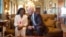 Berta Soler, líder de las Damas de Blanco, con el Vice Presidente de EEUU Joe Biden.