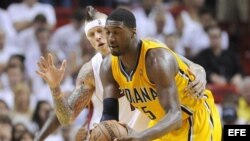 Chris Andersen de los Miami Heat presiona al centro de los Indiana Pacers Roy Hibbert (D).