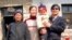 Fotografía de archivo del abogado y activista chino Chen Guangcheng (dcha) con su familia. 