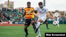 Raúl (d) en acción contra los Strikers.