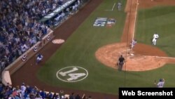 Yoenis Céspedes anotó en el sexto inning la carrera decisiva frente a los Cachorros de Chicago.