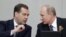 Dmitry Medvedev (i) y Vladimir Putin (d).