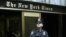 Un oficial de la policía hace guardia frente a la entrada del periódico The New York Times.
