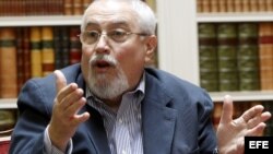 Muchos cubanos acudieron al rito con <strong>ofrendas naturales como flores y frutas</strong>, que se sumaron a la pira simb&oacute;lica que los l&iacute;deres mayas formaron en la arena y a la que agregaron tambi&eacute;n semillas, piedras, tierra, agua, troncos, pan y plantas.