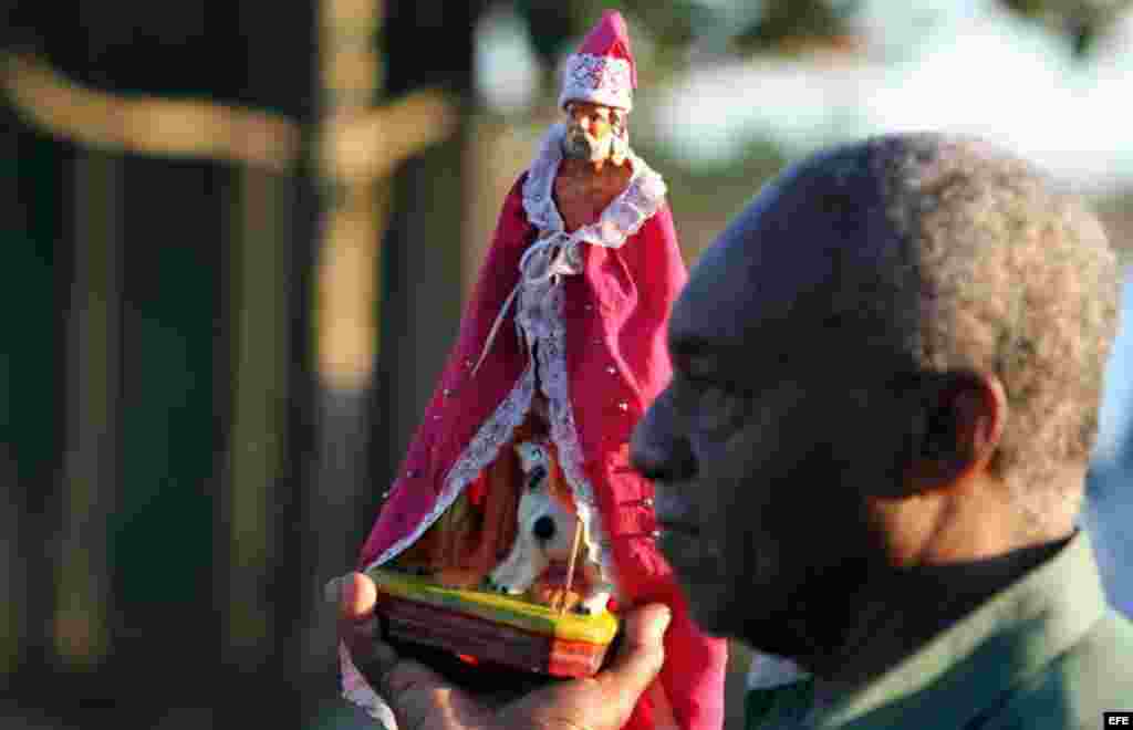 Cada 17 de diciembre, cientos de miles de cubanos acuden al Santuario de San L&aacute;zaro.