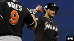 Giancarlo Stanton (d) de los Marlins de Miami es felicitado tras batear un jonrón. Fotografía de archivo.