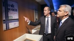 El consejero de Cultura del Cabildo de Gran Canaria, Larry Álvarez (i), charla con el consul de Cuba, Luis R. Molina Abrahantes (d), durante la inauguración de la exposición de homenaje al compositor cubano de raíces canarias Ernesto Lecuona. 