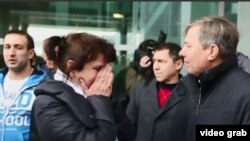 Familiares de los pasajeros del avión siniestrado en Egipto acudieron al aeropuerto de San Petersburdo en busca de información.