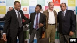 Los exfutbolistas brasileños Cafú (i), campeón mundial en 1994 y en 2002, Edson Arantes do Nascimento, "Pelé" (2i), Carlos Alberto Torres (d), campeón del mundial de 1970, y el ministro brasileño de Deporte, Aldo Rebelo (2d).