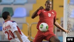  El futbolista de la selección portuguesa Aladje (d) lucha por el control del balón ante el cubano Osmani Capote (i) durante un partido del Mundial de fútbol sub-20 disputado entre Portugal y Cuba, en Kayseri (Turquía). 