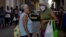 Los ancianos llevan la parte más difícil en medio de la crisis por el coronavirus en Cuba. (Yamil Lage/AFP)