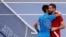 Djokovic (d) felicita a Cilic (i) por su victoria.