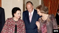 Archivo - Los Reyes de España conversan con Galina Vishnevskaya (i), viuda del violonchelista ruso Mstislav Rostropovich. 