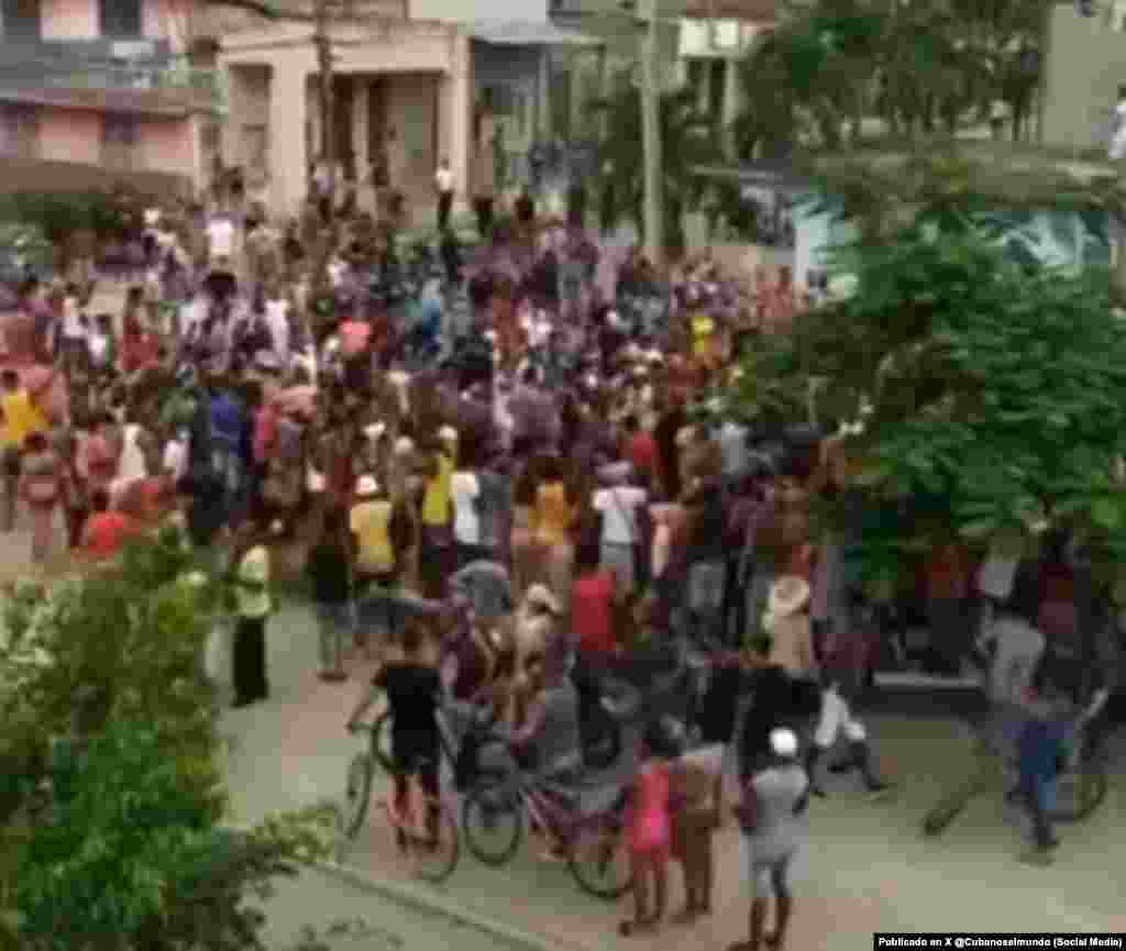 Guantanameros se aglomeraron en la Avenida Camilo Cienfuegos de la ciudad cabecera el 11 de julio de 2021. Las manifestaciones se extendieron desde occidente hasta el extremo oriental de la isla.
