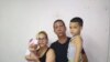 Ovidio Martín Castellanos junto a su esposa e hijos. (@KataCuba)