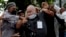 El fotógrafo de AP, el español Ramón Espinosa, es atacado por la policía mientras cubría una manifestación contra el gobernante cubano Miguel Díaz-Canel en La Habana, el 11J.