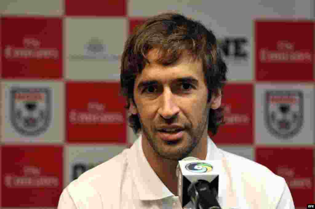 El jugador del Cosmos de Nueva York, el delantero español Raúl González, habla durante una rueda de prensa. &nbsp;